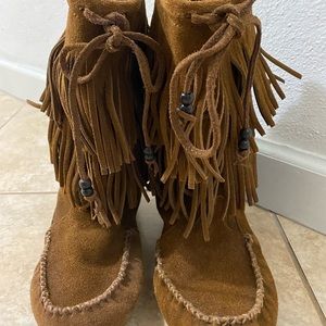 Minnetonka 2 tier Fringe Boots Brown Suede
